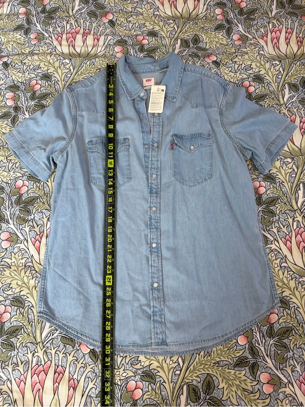 Levi's Light Blue Short-Sleeve Denim Western Shirt - Snap Front. Size L.